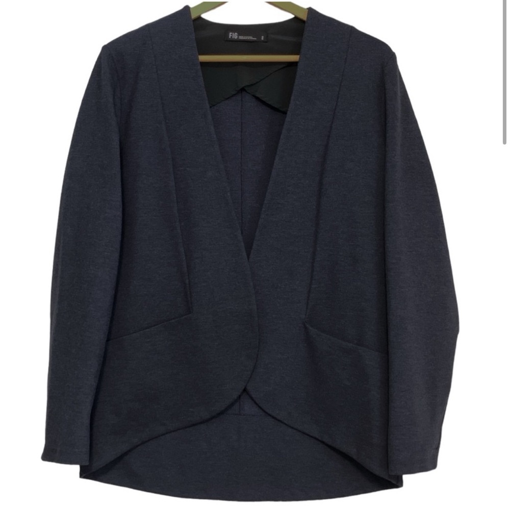 Elegant Navy Blazer with Tailored Silhouette and Modern Design